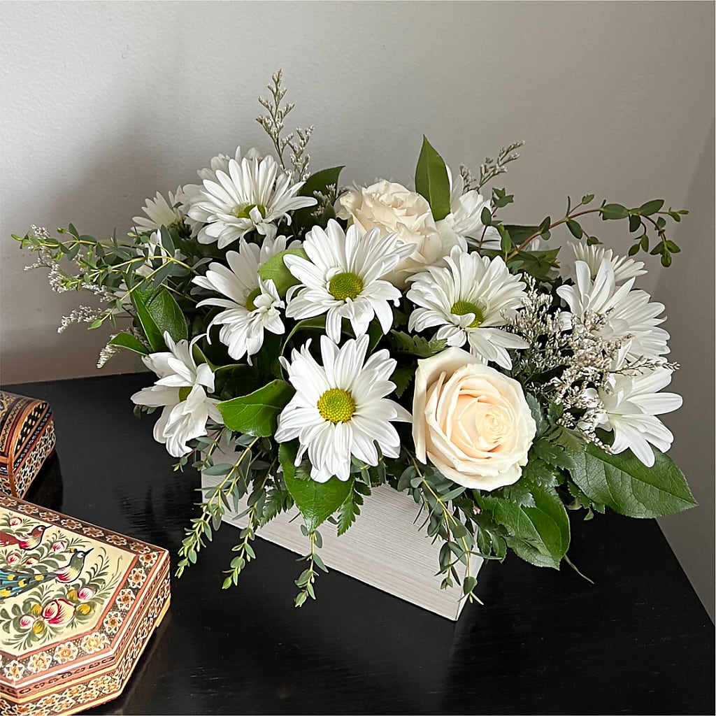 Fresh Linen Box Bouquet – BERMAN'S FLOWERS, Kingsburg CA