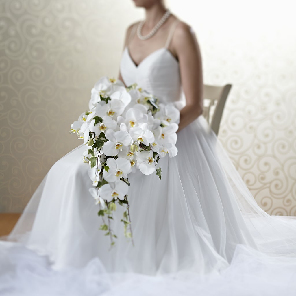 Classic White Bouquet – BERMAN'S FLOWERS, Kingsburg CA