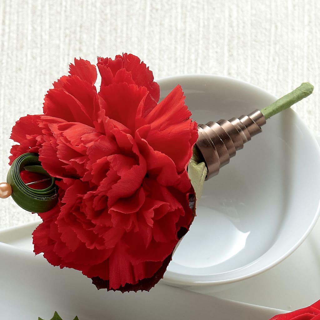 Red Carnation Boutonniere – BERMAN'S FLOWERS, Kingsburg CA